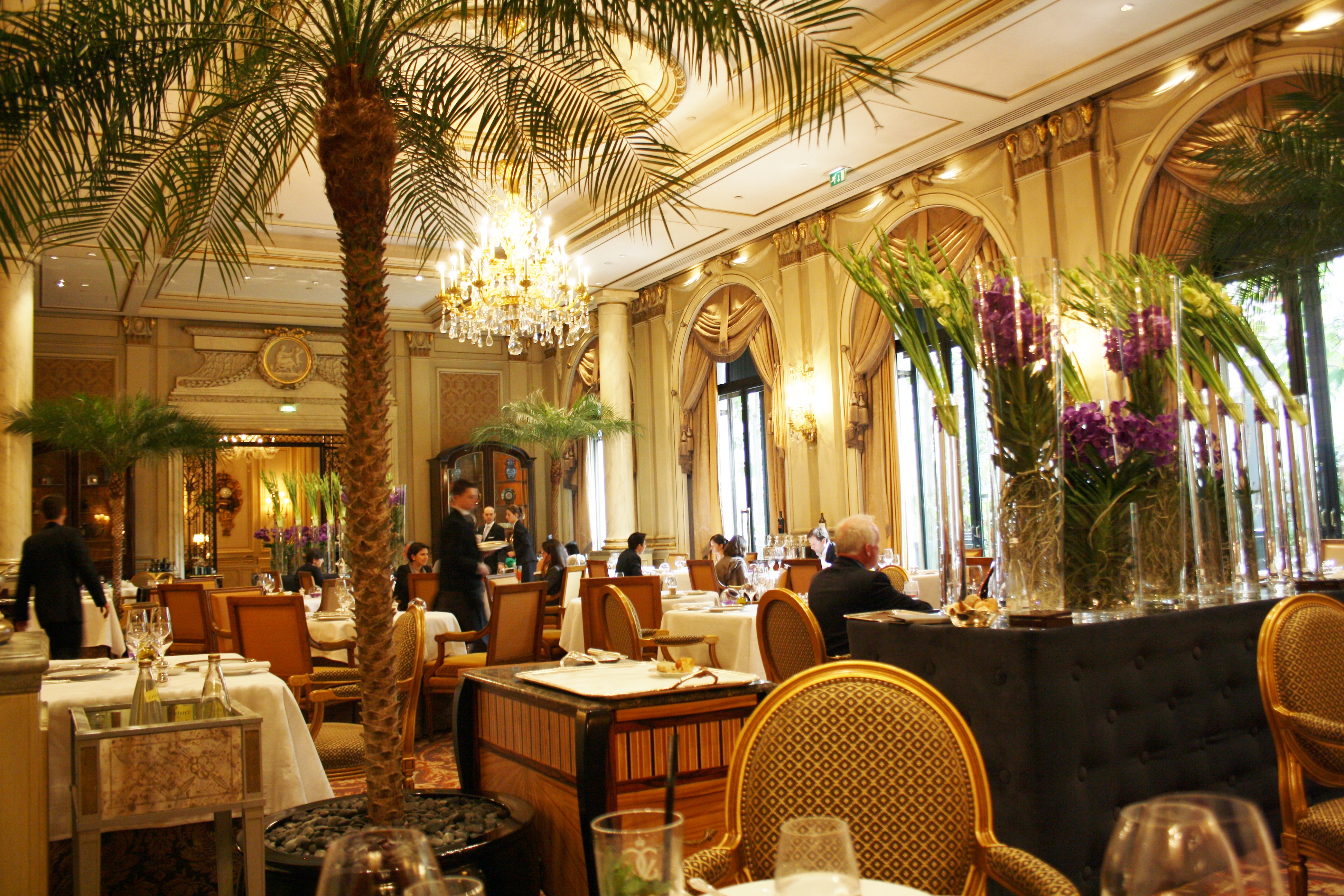 Название дорогих ресторанов. Le cinq ресторан в Париже. Ресторан Мишлен в Париже. Париж рестораны Мишлен 3 звезды. Лучший ресторан Парижа Мишлен.